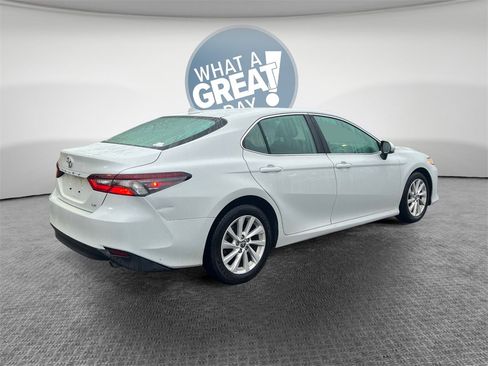 Used 2022 Toyota Camry LE image 3