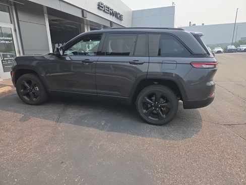 Used 2023 Jeep Grand Cherokee Altitude AWD/4WD image 12