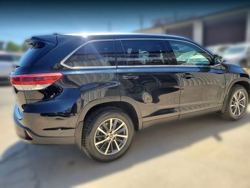 Used 2019 Toyota Highlander XLE AWD/4WD image 17