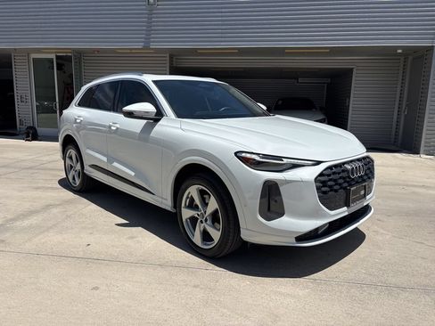 Certified 2025 Audi Q5 Premium AWD/4WD image 3