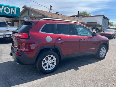 Used 2018 Jeep Cherokee Latitude AWD/4WD image 4