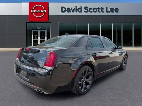 Used 2023 Chrysler 300 Touring w/ Sport Appearance Package image 4