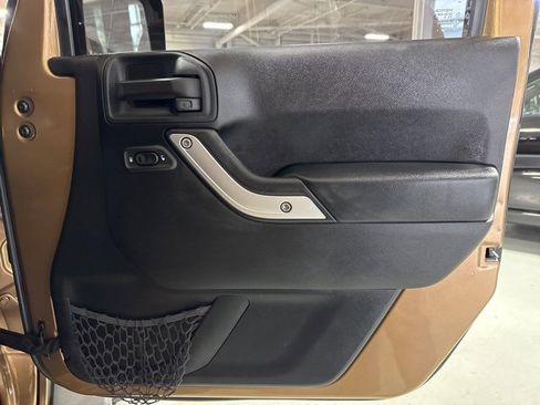 Used 2015 Jeep Wrangler Unlimited Sahara image 36