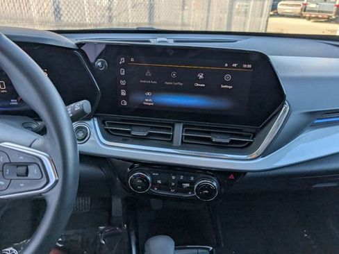 Used 2025 Chevrolet Trax LT w/ LT Convenience Package image 3