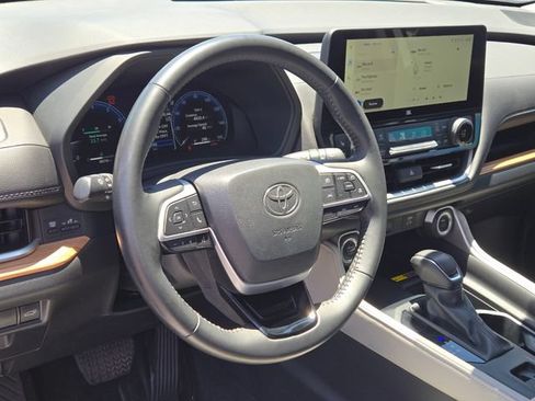 Used 2024 Toyota Grand Highlander AWD image 18