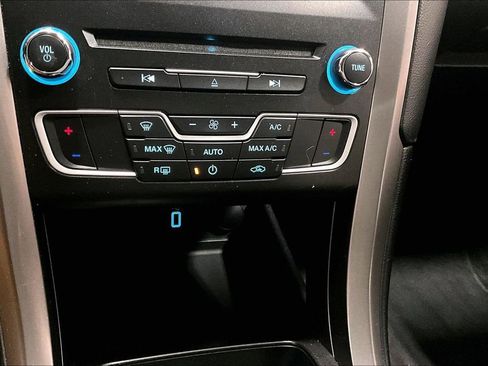 Used 2017 Ford Fusion SE w/ Fusion SE Technology Package image 15