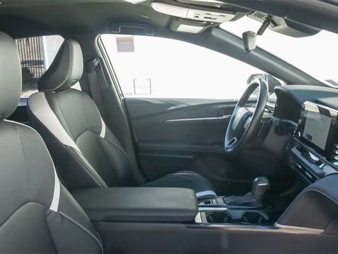 Used 2025 Toyota Camry SE image 14