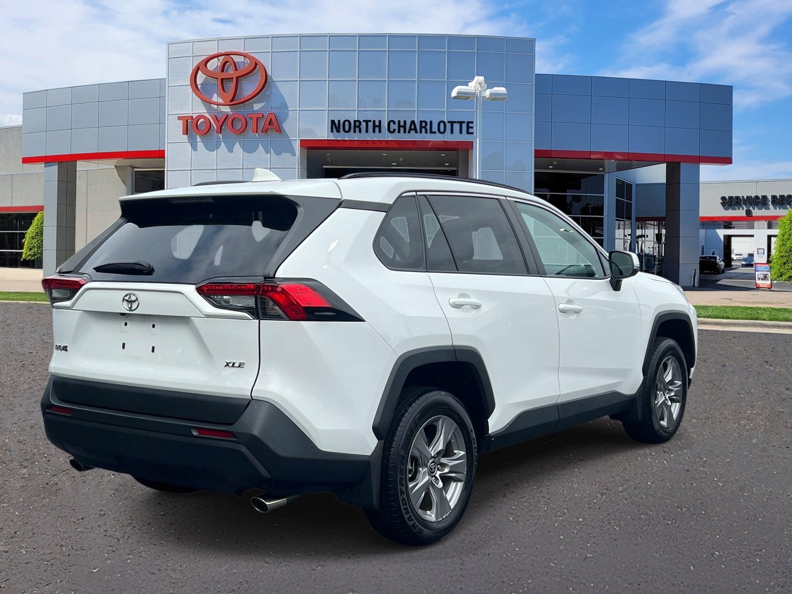 Used 2024 Toyota RAV4 XLE w/ Convenience Package FWD image 6