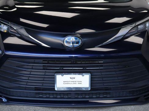 Used 2024 Toyota Sienna LE AWD/4WD image 12