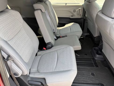 Used 2022 Toyota Sienna LE FWD image 18