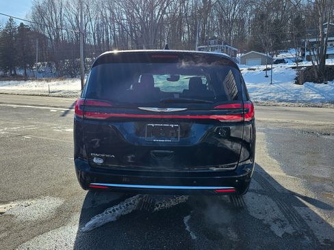 Used 2024 Chrysler Pacifica Touring-L image 16