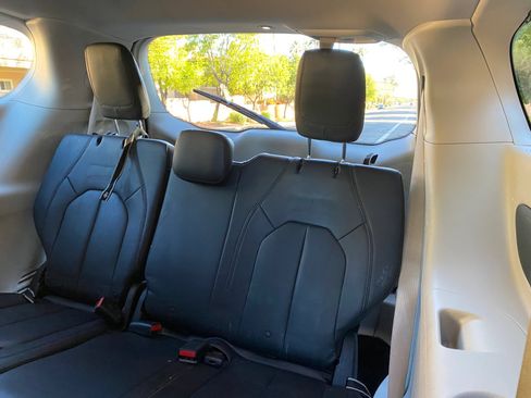 Used 2017 Chrysler Pacifica Touring-L image 30