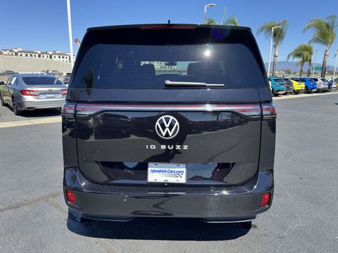 Used 2025 Volkswagen ID. Buzz Pro S RWD image 9