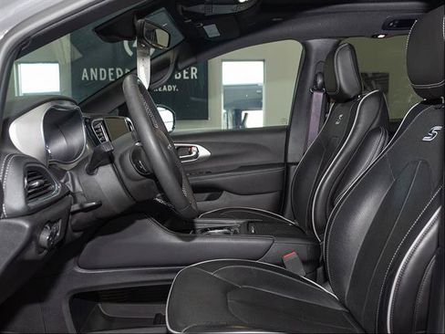 Used 2023 Chrysler Pacifica Limited w/ S Appearance Package AWD/4WD image 8