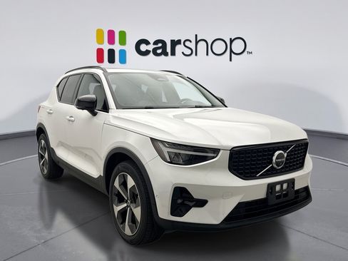 Used 2023 Volvo XC40 B5 Plus w/ Driver Assist Package AWD/4WD image 4