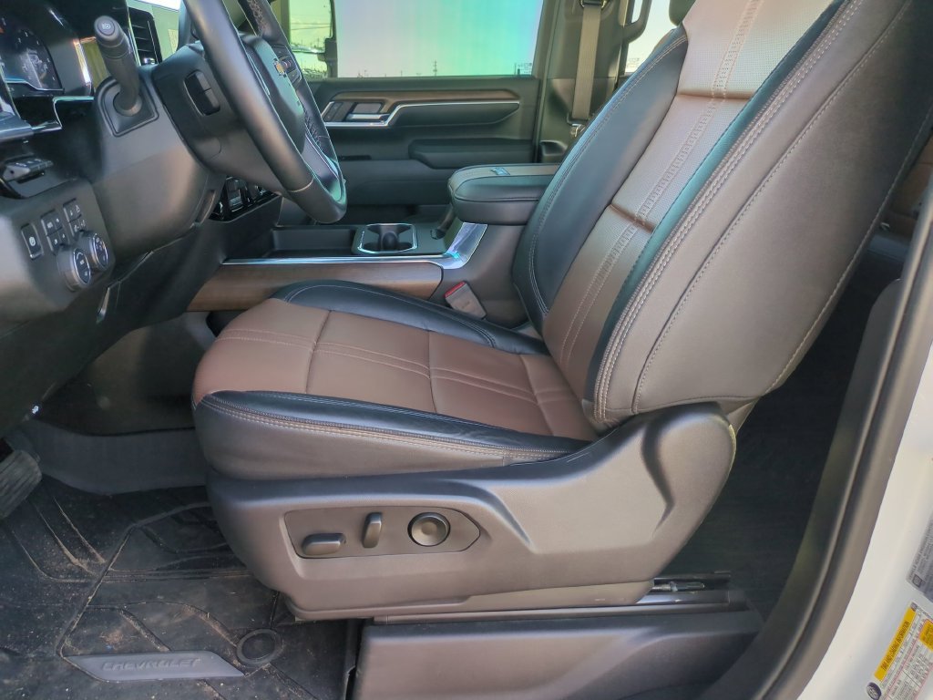 Used 2025 Chevrolet Silverado 2500 High Country w/ High Country Premium Package AWD/4WD image 16