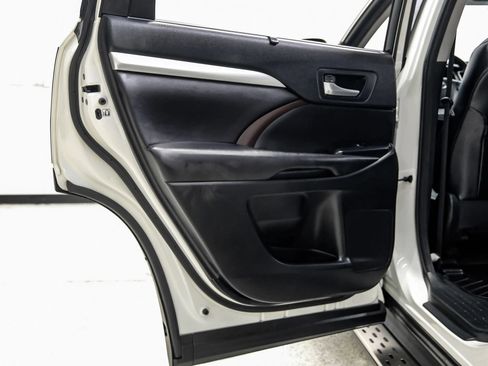 Used 2016 Toyota Highlander XLE FWD image 43