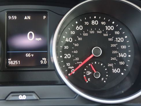 Used 2018 Volkswagen Tiguan SE image 12