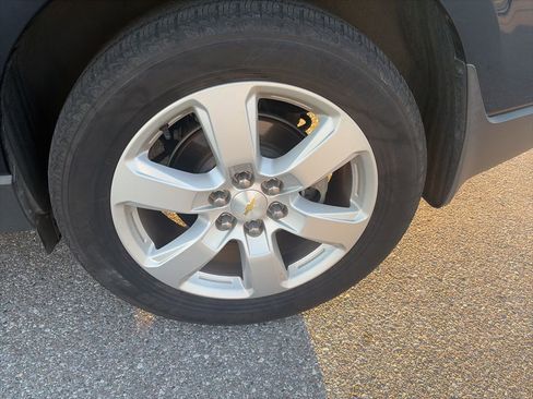 Used 2017 Chevrolet Traverse LT w/ Style and Technology Package FWD image 8