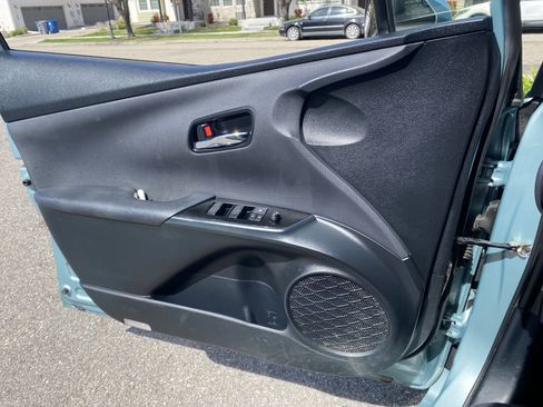 Used 2022 Toyota Prius LE image 17