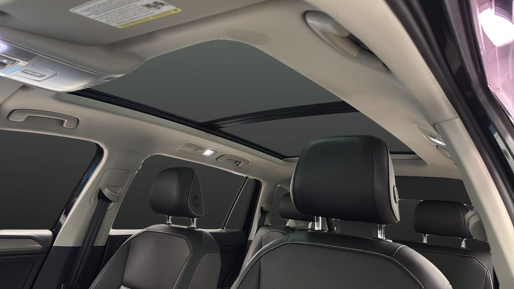 Used 2022 Volkswagen Tiguan SE w/ Panoramic Sunroof Package AWD/4WD image 12
