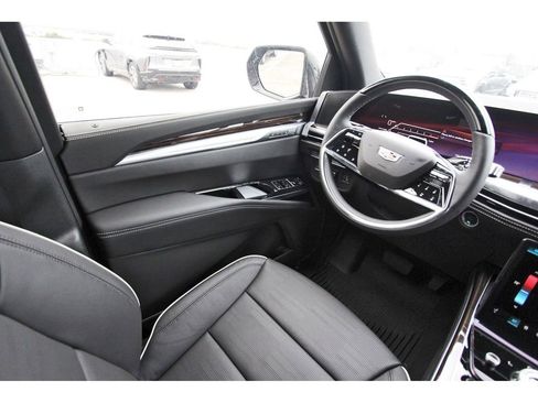 New 2026 Cadillac Escalade ESV Luxury AWD/4WD image 8