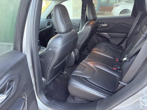 Used 2019 Jeep Cherokee Limited image 8