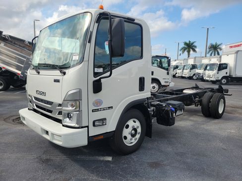 Used 2024 Isuzu NPR image 3