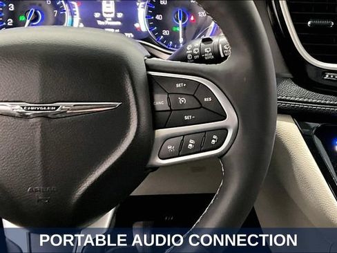 Used 2023 Chrysler Pacifica Touring-L AWD/4WD image 16