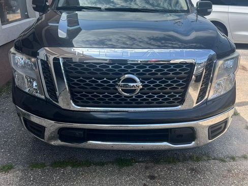 Used 2018 Nissan Titan SV w/ SV Convenience Package RWD image 3