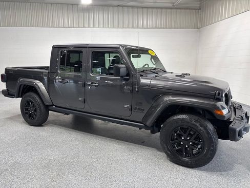 Used 2023 Jeep Gladiator Sport AWD/4WD image 2