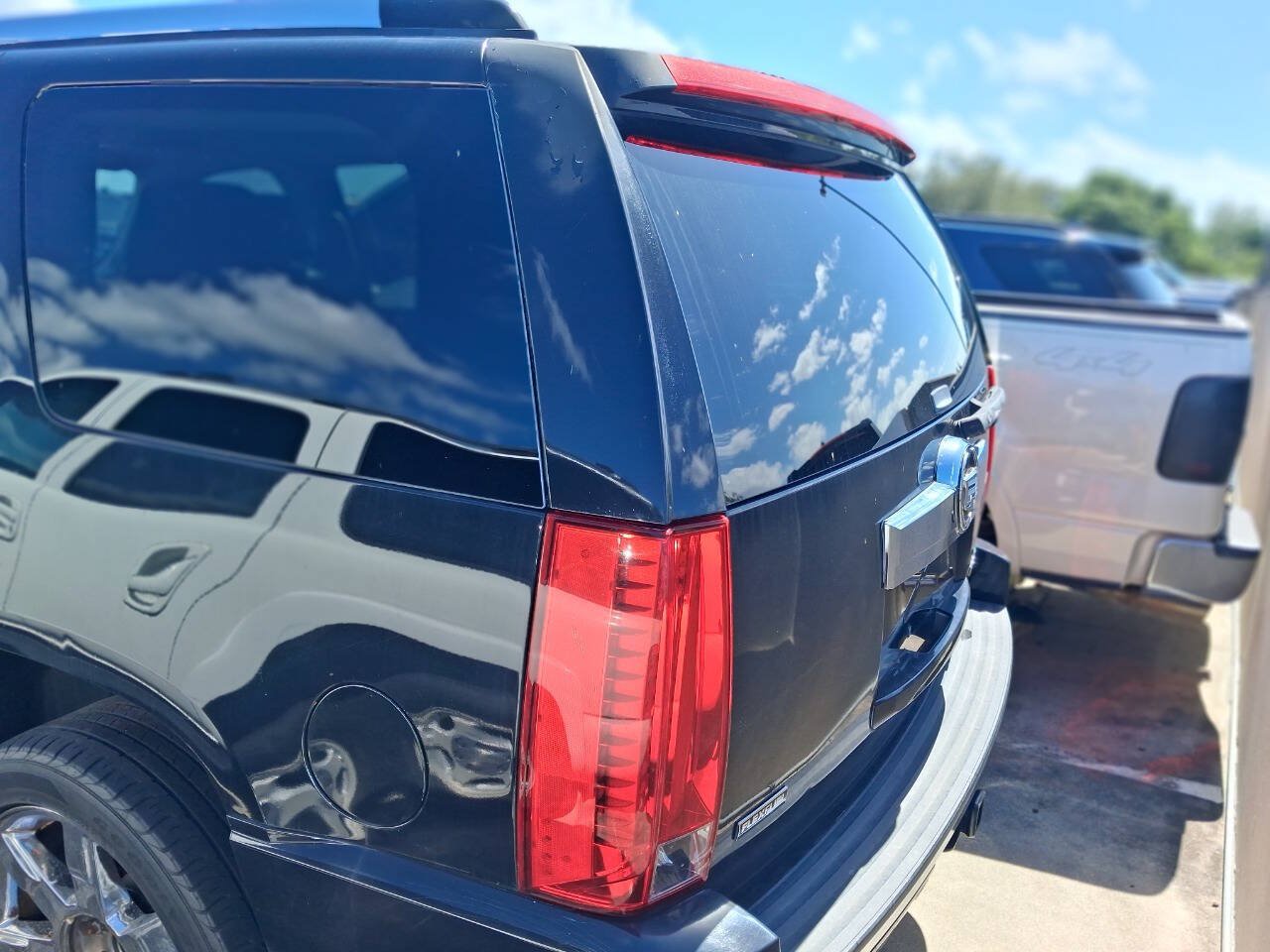 Used 2011 Cadillac Escalade Luxury RWD image 4