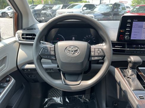Used 2023 Toyota Sienna LE AWD/4WD image 16