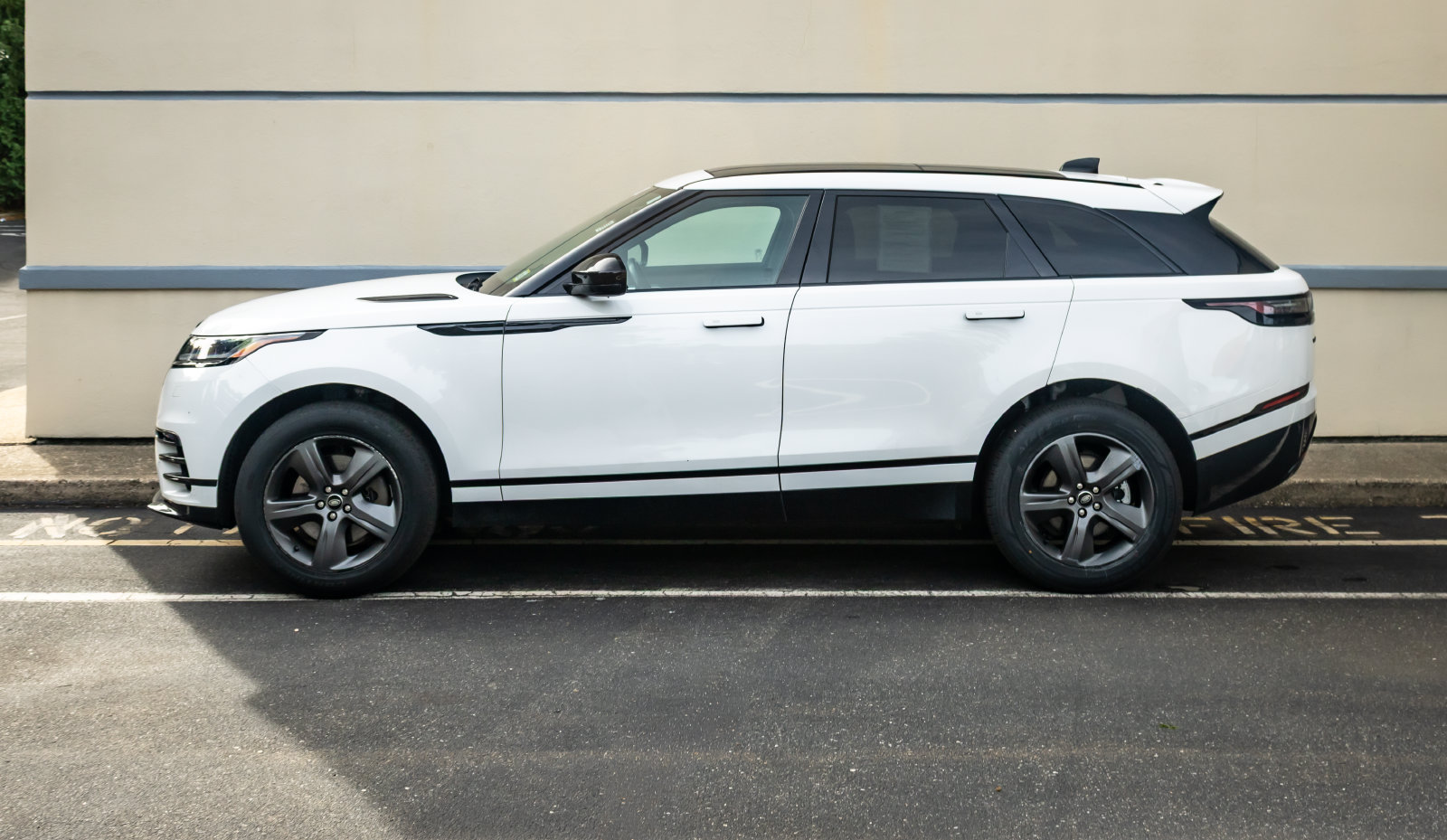 Used 2025 Land Rover Range Rover Velar Dynamic SE AWD/4WD image 4
