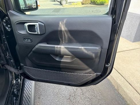 Used 2023 Jeep Gladiator Overland AWD/4WD image 46