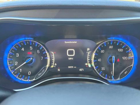 Used 2020 Chrysler Pacifica Limited image 21