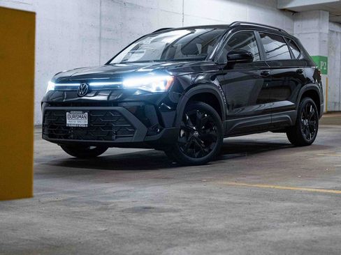 New 2026 Volkswagen Taos SE FWD image 1