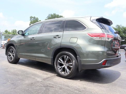 Used 2016 Toyota Highlander XLE AWD/4WD image 3