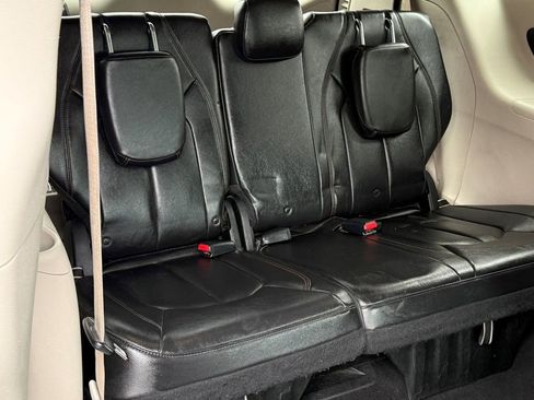 Used 2017 Chrysler Pacifica Touring-L image 11