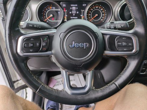 Used 2019 Jeep Wrangler Unlimited Sahara AWD/4WD image 16
