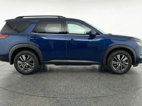 Used 2025 Nissan Pathfinder SV image 11