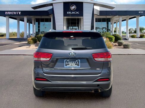 Used 2017 Kia Sorento FWD image 4