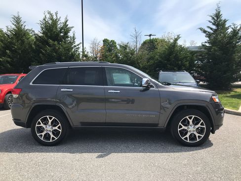 Used 2019 Jeep Grand Cherokee Overland w/ Interior Metal Package AWD/4WD image 9