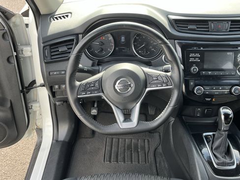 Used 2017 Nissan Rogue SV image 12