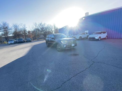 Used 2025 Volkswagen Atlas SE image 16