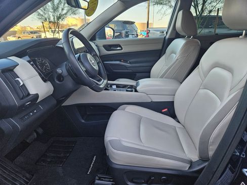 Used 2023 Nissan Pathfinder SL image 18