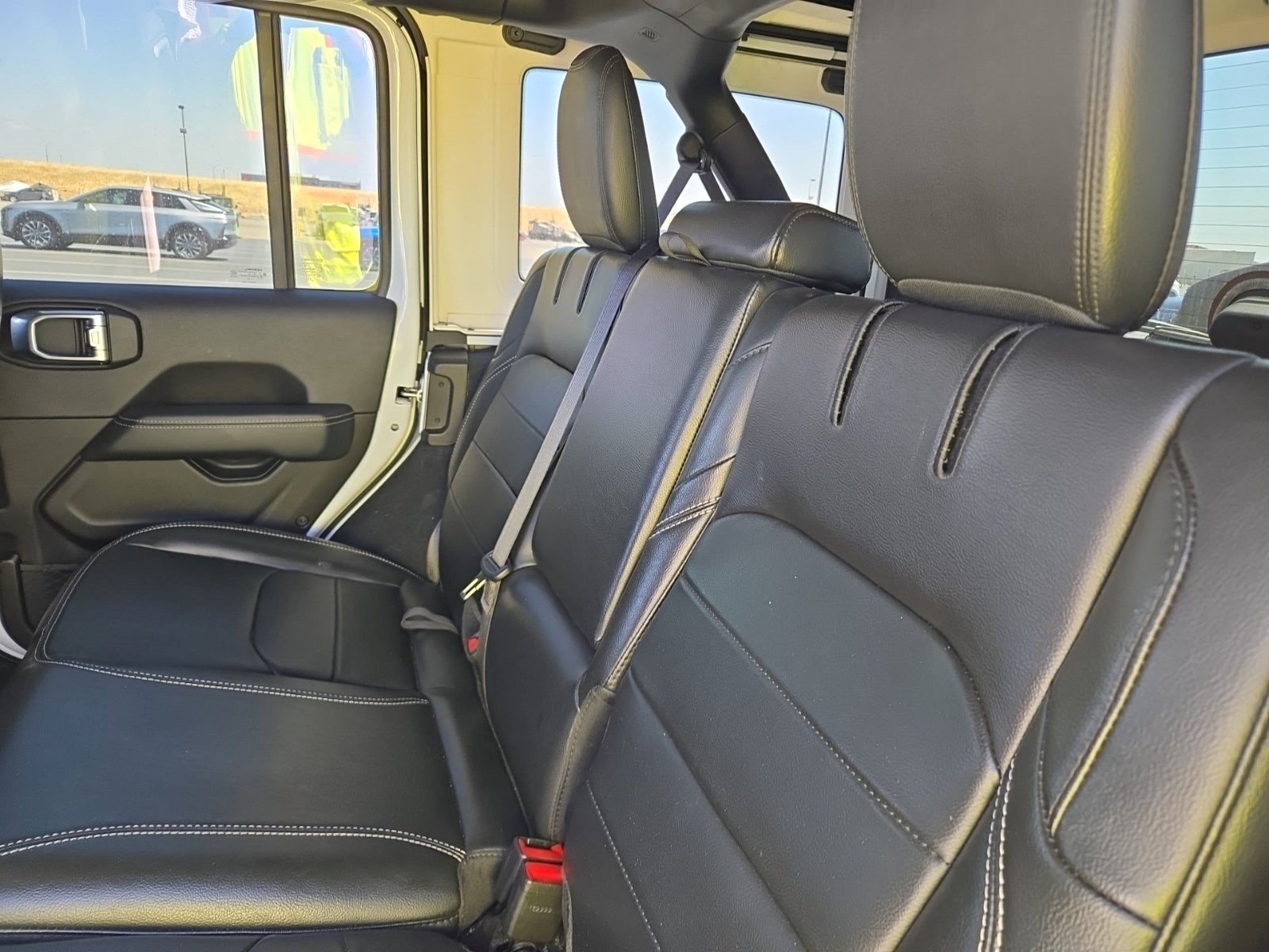 Used 2022 Jeep Wrangler Unlimited Sahara AWD/4WD image 9