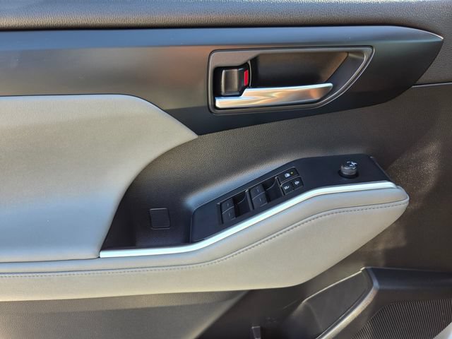 Used 2024 Toyota Highlander XLE FWD image 17