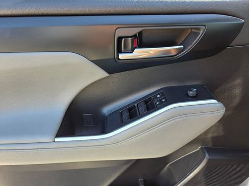 Used 2024 Toyota Highlander XLE FWD image 17