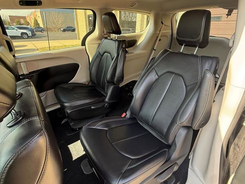 Used 2024 Chrysler Pacifica Select image 18